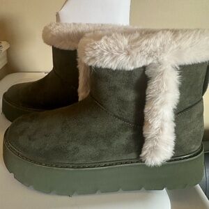 Time and Tru Olive Green Women’s size 7 faux fur faux suede booties boots nwt